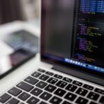 ¿Es necesario saber programar para trabajar en Inteligencia Artificial en 2026?