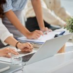 El Equipo Híbrido: Cómo liderar humanos potenciados por IA (sin perder la esencia de tu empresa)